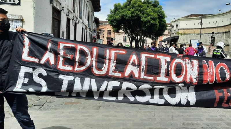 Estudiantes de la FEUE realizaron una movilización de protesta por las calles céntricas de Cuenca. Foto: Cortesía
