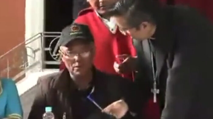 Gary Espinoza se negaba a firmar el acta de paz entre el Gobierno y el movimiento indígena. Foto: Captura