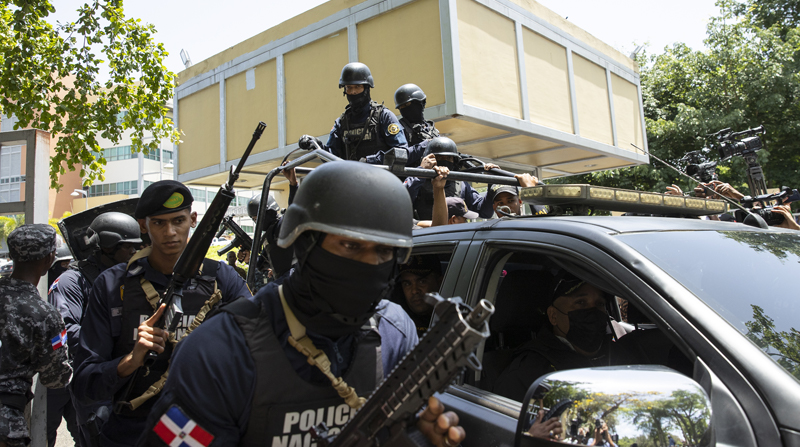 Agentes de la Policía Nacional vigilan el ministerio de Medio Ambiente e República Dominicana. Foto: EFE