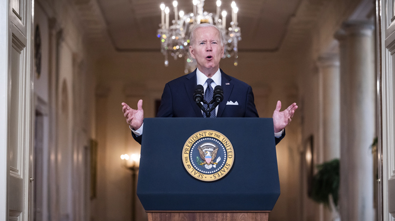 El presidente de Estados Unidos, Joe Biden, le habla a la nación desde el East Room de la Casa Blanca en Washington, este 2 de junio de 2022. Foto: EFE