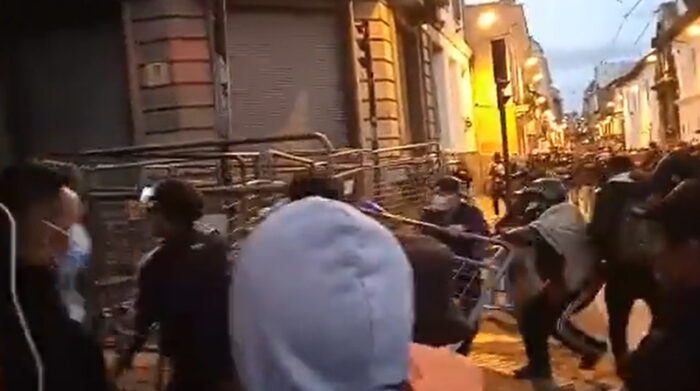Enfrentamiento entre manifestantes y policías en el Centro Histórico. Foto: Captura