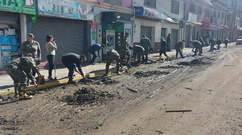 Militares y pobladores limpiando las calles después del aluvión. Foto: Cortesía SNGR Y Gobernación de Cañar