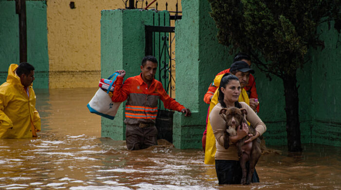Miembros del Ejercito Mexicano ayudan a personas atrapadas por una inundación este miércoles 8 de junio, en San Cristobal de las Casas, estado de Chiapas. Foto: EFE