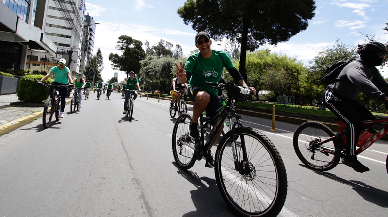 Grupo de ciclistas conformado por cerca de 30 personas fueron parte de la iniciativa Pedaleando por el ambiente. Foto: Carlos Noriega / EL COMERCIO