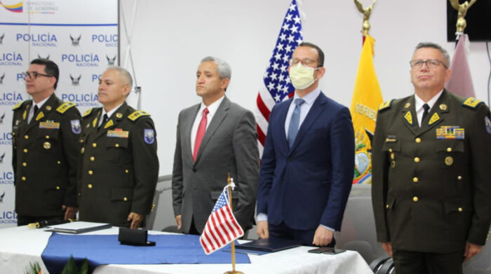 Ceremonia de entrega de equipos tecnológicos donados por Estados Unidos. Foto: Twitter @PoliciaEcuador