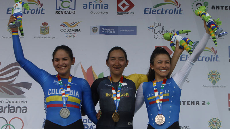 La ciclista ecuatoriana Miryam Maritza Nuñez (c), ganadora de la medalla de oro, acompañada por la colombiana Serika Gulumá y la venezolana Lilibeth Chacón. Foto: EFE