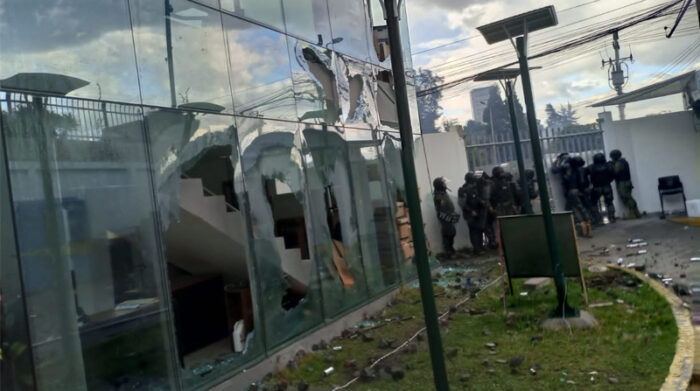 Las instalaciones de la sede matriz de la Contraloría General del Estado fueron dañadas por manifestantes que intentaron ingresar a la fuerza. Foto: Cortesía