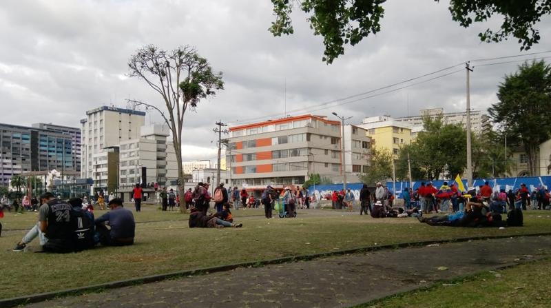 Decenas de personas se reunieron en el parque El Arbolito para recibir comida y descansar. Foto: EL COMERCIO