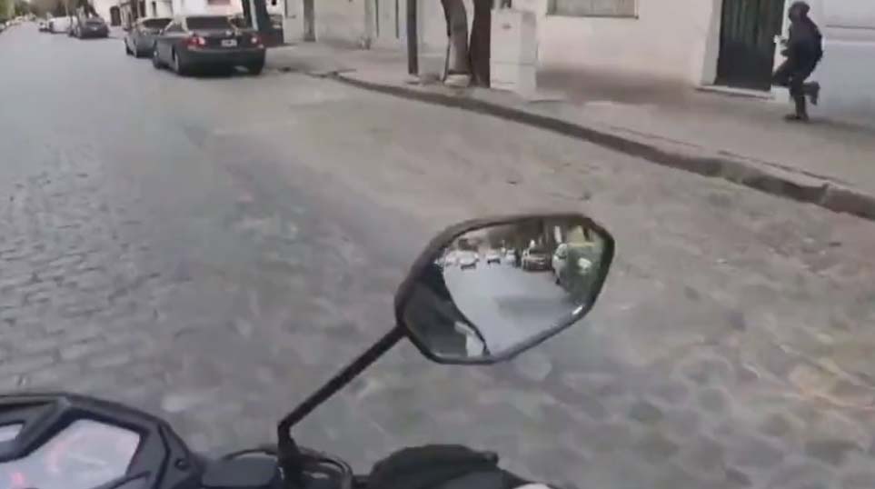 Un motociclista persiguío a un hombre que robó el celular a una joven en un bus. Foto: Captura de pantalla.