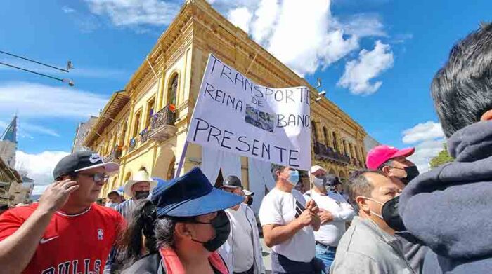 En Cuenca se unieron a la protesta el gremio de la transportación pública. Foto: Lineida Castillo / EL COMERCIO.