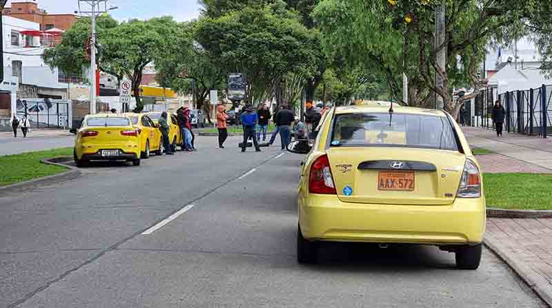 Cierre vial se registra en la avenida Remigio Crespo, en Cuenca. Taxis están sobre la vía. Foto: Lineida Castillo / EL COMERCIO.