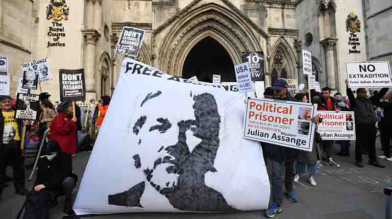 Imagen de archivo de una protesta de seguidores de Julian Assange ante la Corte de Justicia en Londres, contra extradición a EE.UU. Foto: EFE