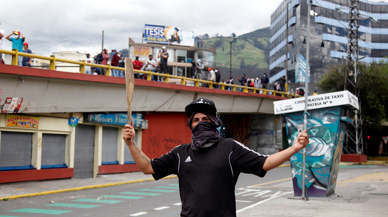 Los dueños de los locales del Puente del Guambra no han podido abrir sus negocios por las manifestaciones. Foto: Patricio Terán / EL COMERCIO