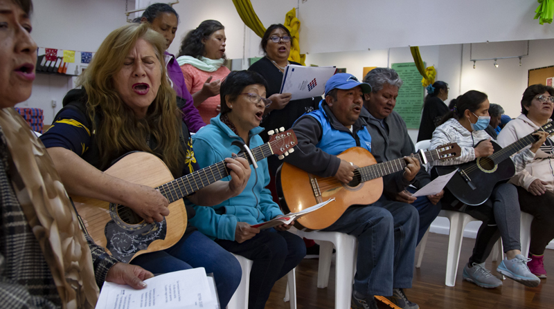 Los adultos mayores del taller del guitarra se reúnen los viernes de 16:00 a 17:00 en la Casa Somos del sector de Cotocollao, en el norte. Fotos: Carlos Noriega y Diego Pallero / EL COMERCIO
