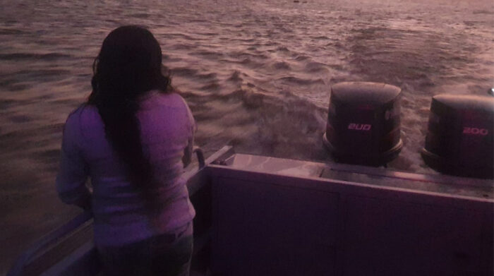 Una mujer fue rescatada tras el naufragio de una embarcación. Su acompañante está desaparecido. Foto: Armada del Ecuador