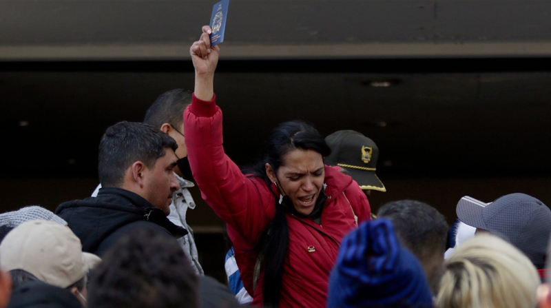 Decenas de venezolanos esperan por su pasaporte afuera del Consulado de Venezuela ubicado en el norte de Quito. Foto: Carlos Noriega / EL COMERCIO