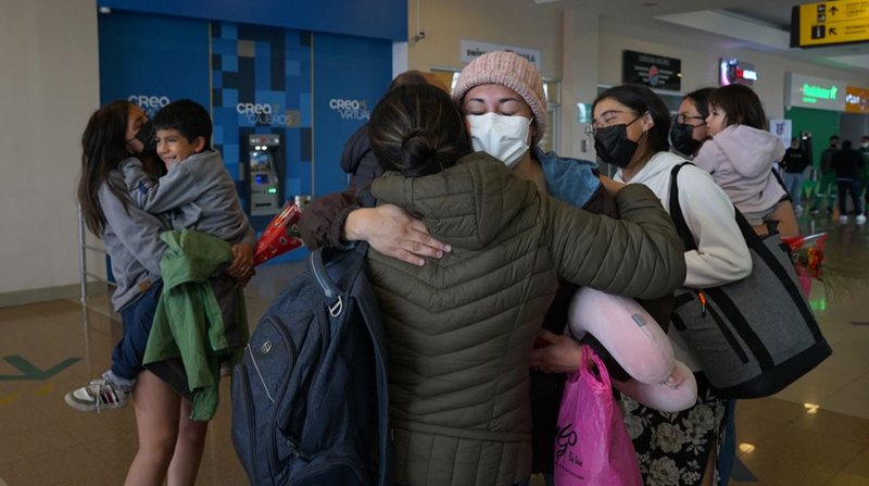 Los estudiantes fueron recibidos por sus padres en el aeropuerto Mariscal La Mar de Cuenca. Foto: Cortesía MTOP