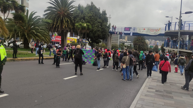Manifestantes se toman la avenida de las Naciones Unidas. Foto: Twitter AMT Quito