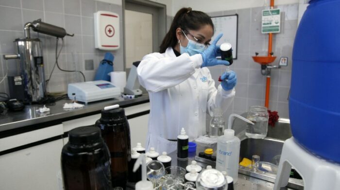 Ivonne Vásquez analiza las muestras de agua en el laboratorio de la planta de tratamiento de Bellavista, perteneciente a la Epmaps. Foto: Patricio Terán / El Comercio