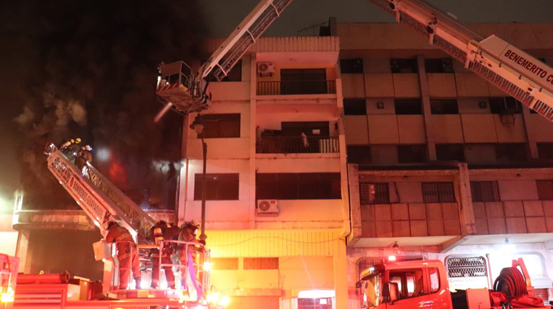 Con dos carros escalera, al menos 100 bomberos trabajaron para sofocar las llamas en el edificio. Foto: Bomberos Guayaquil