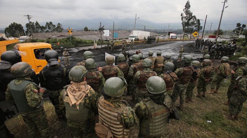 Los militares retiraron el material que bloqueaba vías interprovinciales, como la Alóag- Santo Domingo. Foto: Julio Estrella/ EL COMERCIO