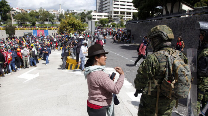 El 23 de junio, ciudadanos de las comunidades indígenas llegaron hasta la sede de la Asamblea Nacional, en Quito, en el día 11 de las protestas. Foto: Patricio Terán/ EL COMERCIO