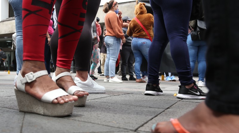 Las trabajadoras sexuales protestaron en el Municipio de Quito, para que se respete el acuerdo de no cerrar los hostales. Foto: DIEGO PALLERO / EL COMERCIO