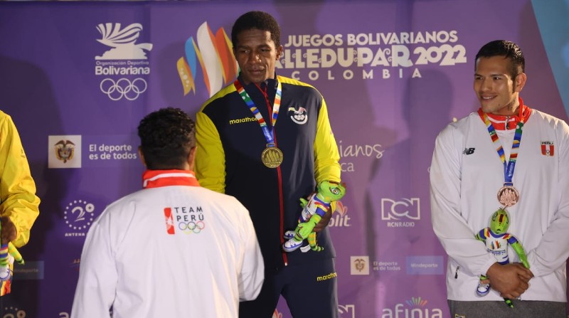 Julio Castillo durante su premiación. Foto: Comité Olímpico Ecuatoriano