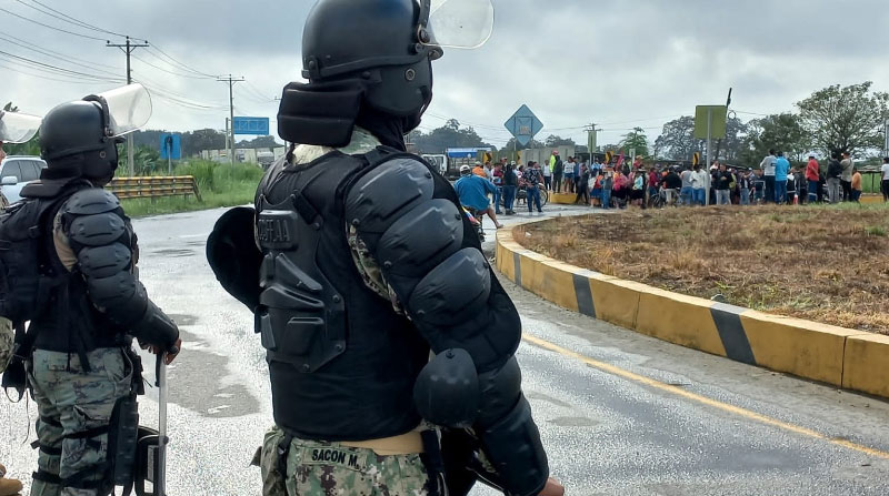 En El Triunfo, agentes de la Policía se colocaron para impedir el avance de las manifestaciones a Guayas. Foto: Twitter Policía Ecuador