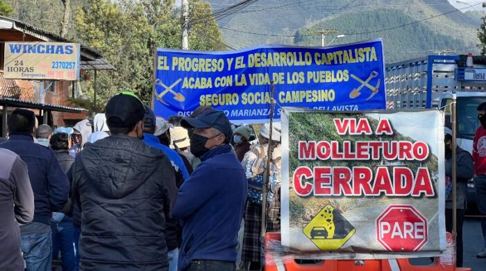 La vía Cuenca-Molleturo está cerrada a la altura de Sayausí, por campesinos y afiliados al Seguro Campesino. Foto: Lineida Castillo / El Comercio