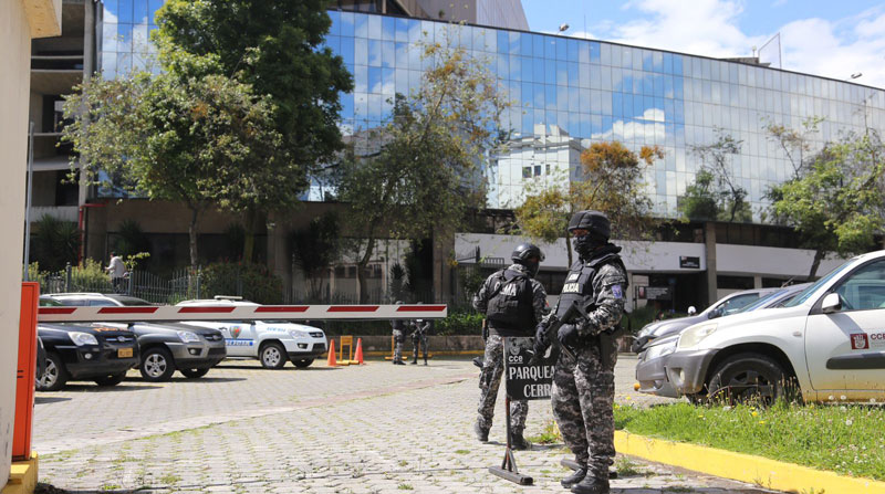 Agentes especiales de la Policía Nacional inspeccionaron las instalaciones de la Casa de la Cultura Ecuatoriana (CCE) el 19 de junio de 2022. Foto: Julio Estella/ EL COMERCIO