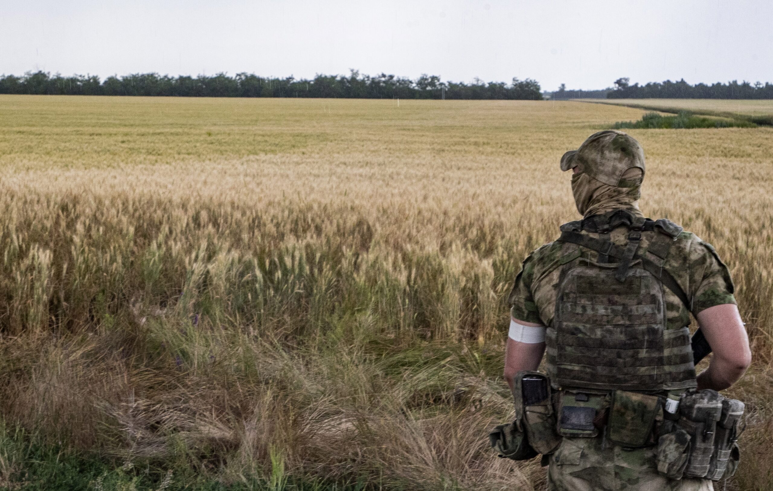 En Melitopol, al sudeste de Ucrania, las fuerzas armadas rusas han desplegado a sus efectivos a lo largo de las zona agrícolas. Foto: EFE