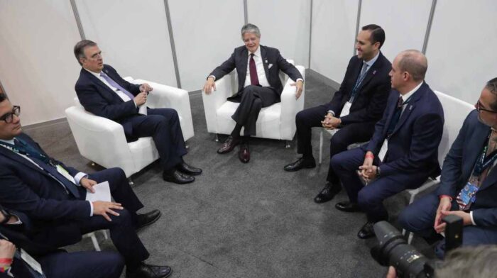 El presidente de Ecuador, Guillermo Lasso, y el canciller de Ecuador, Juan Carlos Holguín participaron en una reunión con representantes de México. Foto: Twitter Juan Carlos Holguín.