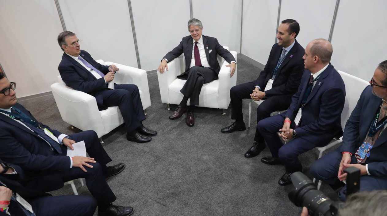 El presidente de Ecuador, Guillermo Lasso, y el canciller de Ecuador, Juan Carlos Holguín participaron en una reunión con representantes de México. Foto: Twitter Juan Carlos Holguín.