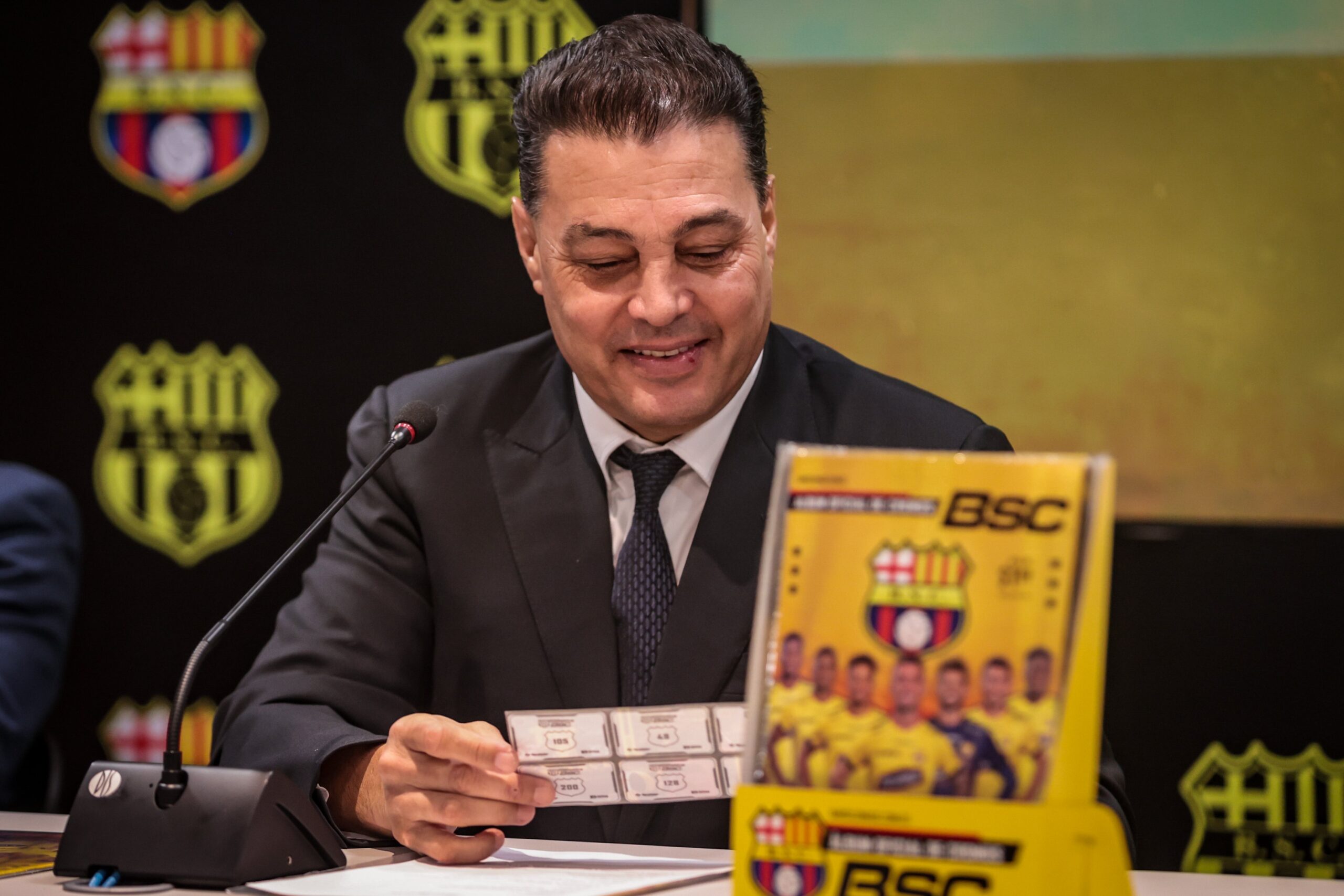 Carlos Alfaro Moreno con el álbum de Barcelona SC 2022. Foto: Barcelona