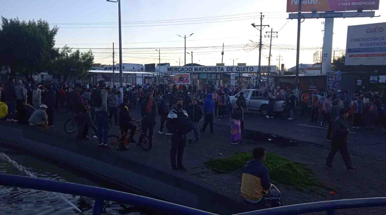 Manifestantes impiden el paso en el sector del Mercado Mayorista. Foto: Twitter Ecuador Chequea.