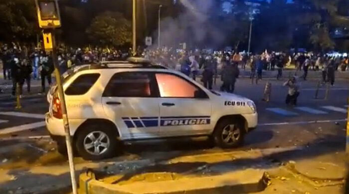 El patrullero fue destruido por un grupo de manifestantes en la Unidad de Flagrancia de Quito, durante el paro de junio. Foto: Twitter Fiscalía de Ecuador.