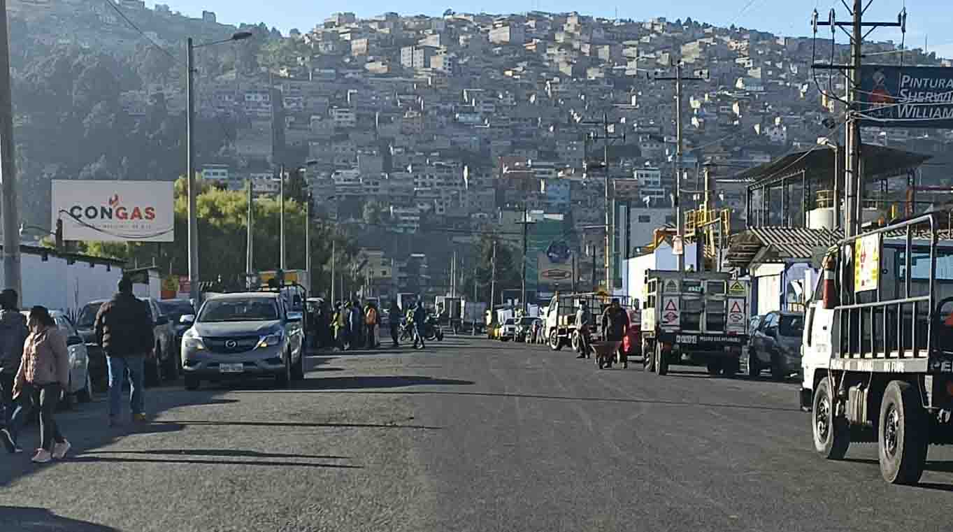Sobre la avenida Cusubamba e llacao se apostaron vehículos que esperaban abastecerse de gas doméstico. Foto: AMT.