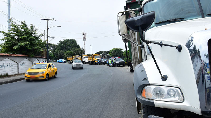 Los vehículos del Municipio de Guayaquil fueron colocados en el ingreso a la ciudad, tras una disposición de Cynthia Viteri. Foto: Enrique Pesantes/ EL COMERCIO