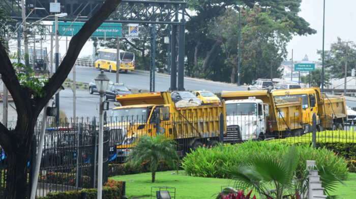 Las volquetas y vehículos del Municipio fueron colocados en las vías de ingreso a Guayaquil, por las protestas de junio de 2022. Foto: Enrique Pesantes/ EL COMERCIO