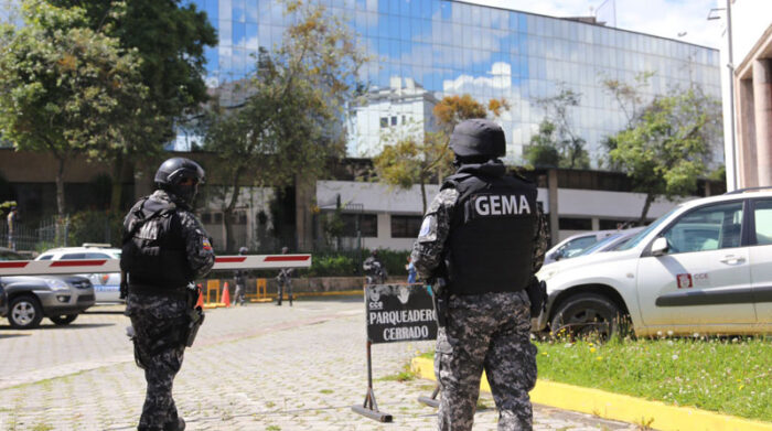 Agentes especiales de la Policía recorrieron las instalaciones de la Casa de la Cultura, durante un allanamiento. Foto: Julio Estrella/ EL COMERCIO