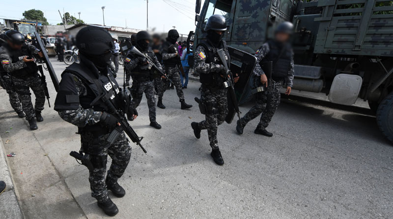 Policías realizan operativos en distintas zonas de Guayaquil para combatir a las bandas delincuenciales que atemorizan a los residentes. Foto: Archivo/ EL COMERCIO
