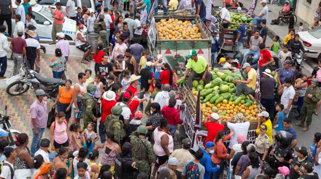 El Movimiento Nacional Campesino inició la entrega de alimentos en sectores urbano marginales de Guayaquil- Foto: Cortesía Movimiento Nacional Campesino.