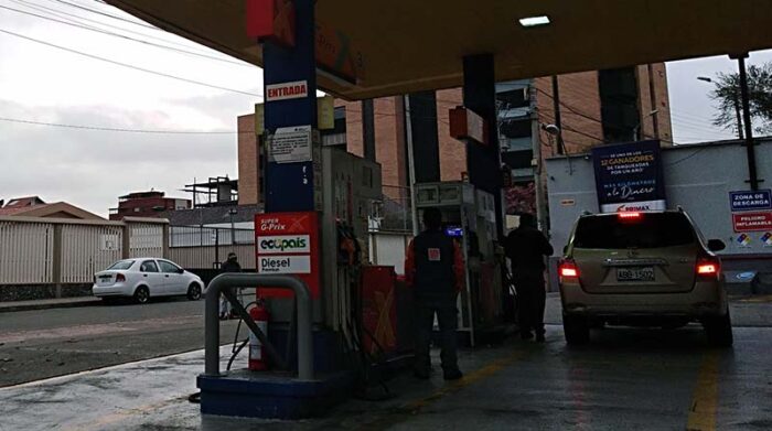 El presidente de Ecuador, Guillermo Lasso informó que los combustibles reducierán su precio en 10 centavos. Foto: EL COMERCIO.