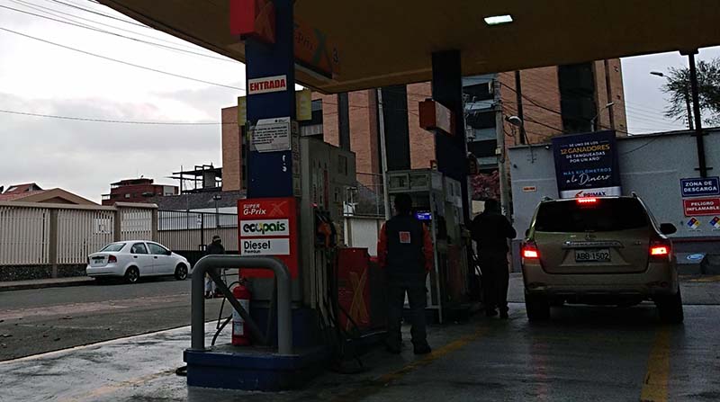 Imagen refernecial. Los tanqueros con el etanol para colocar en el combustible base no ha podido llegar a Cuenca. Foto: EL COMERCIO.