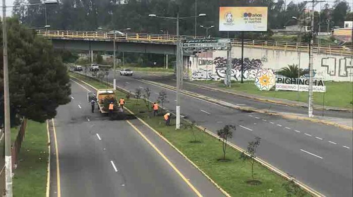Los manifestantes intentaron cerra el tránsito vehicular en la autopista General Rumiñahui. Foto: Patricia Armijo / EL COMERCIO.