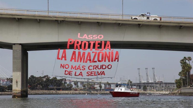 "Lasso proteja la selva" fueron las palabras que escribieron los activistas durante la Cumbre de las Américas. Foto: EFE