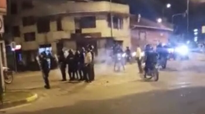 En el video se evidencia alta presencia policial lanzando gas hacia la entrada del plantel educativo. Foto: Captura