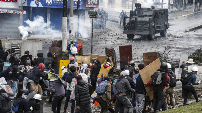 Luego de la Asamblea de los Pueblos hubo enfrentamientos entre policías y manifestantes en la avenida 12 de Octubre y Tarqui. Foto: Diego Pallero/ EL COMERCIO