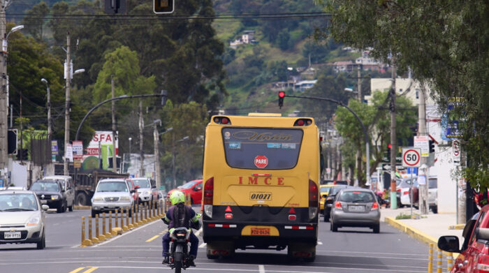 Los dispositivos con las luces apagadas en la av. Ilaló, al oriente de Quito, causan inconvenientes a peatones y conductores. Foto: Julio Estrella / EL COMERCIO